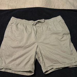 Men’s khaki shorts